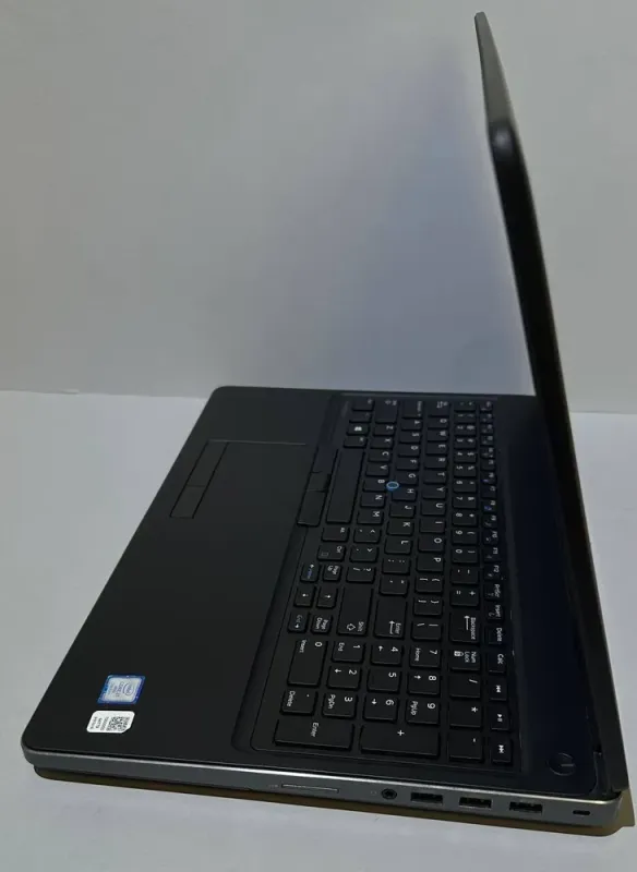 Мобільна робоча станція Dell Precision 7520 / 15,6" (1920x1080) IPS / Intel Core i7-7820HQ (4 (8) ядра по 2,9 - 3,9 ГГц) / 16 ГБ DDR4 / 256 ГБ SSD / nVidia Quadro M1200, 4 ГБ GDDR5, 128-біт / WebCam / Win 11 Pro б/в - зображення 12