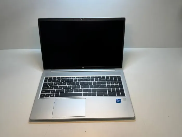 Ультрабук HP ProBook 650 G8 / 15.6" (1920x1080) IPS / Intel Core i5-1145G7 (4 (8) ядра по 2.6 - 4.4 GHz) / 16 GB DDR4 / 256 GB SSD / Intel Iris Xe Graphics / WebCam / Fingerprint б/в - зображення 2