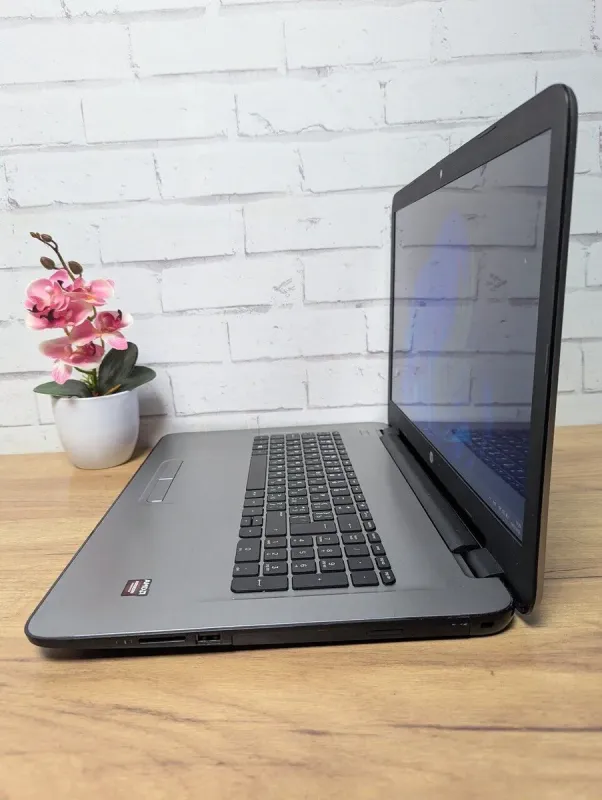 Ноутбук HP 17-y001no / 17.3" (1600x900) TN / AMD A8-7410 (4 ядра по 2.2 - 2.5 GHz) / 16 GB DDR3 / 360 GB SSD / AMD Radeon R7 M340, 2 GB GDDR3, 64-bit / WebCam / DVD-ROM б/в - зображення 4