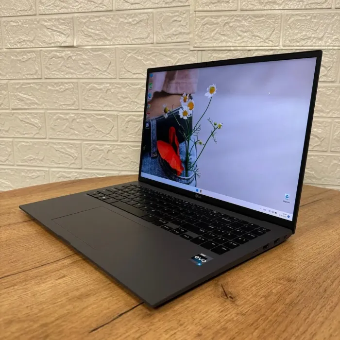 Ультрабук LG Gram 16Z90R / 16" (2560x1600) IPS / Intel Core i5-1340P (12 (16) ядер по 3.4 - 4.6 GHz) / 16 GB DDR5 / 512 GB SSD / Intel Iris Xe Graphics / WebCam б/в - зображення 4