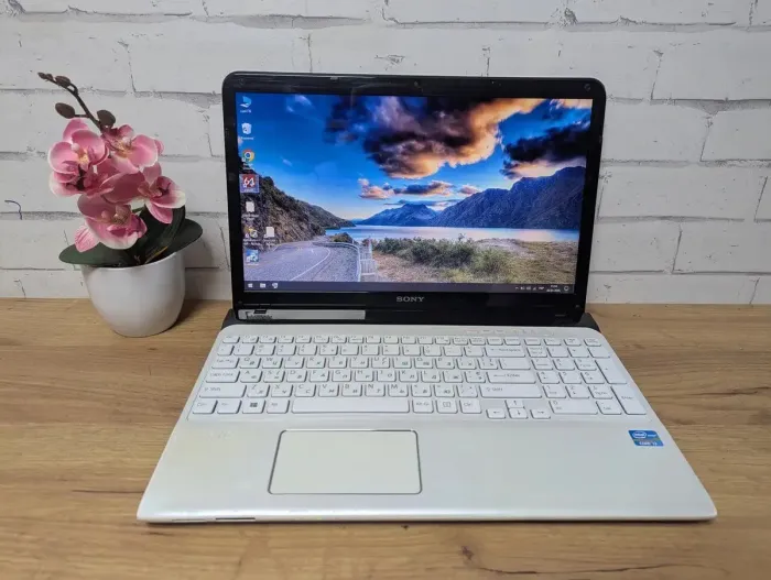 Ноутбук Б-клас Sony SVE151J11M / 15.6" (1366x768) TN / Intel Core i3-3110M (2 (4) ядра по 2.4 GHz) / 8 GB DDR3 / 128 GB SSD / Intel HD Graphics 4000 / WebCam / DVD-ROM б/в - зображення 2