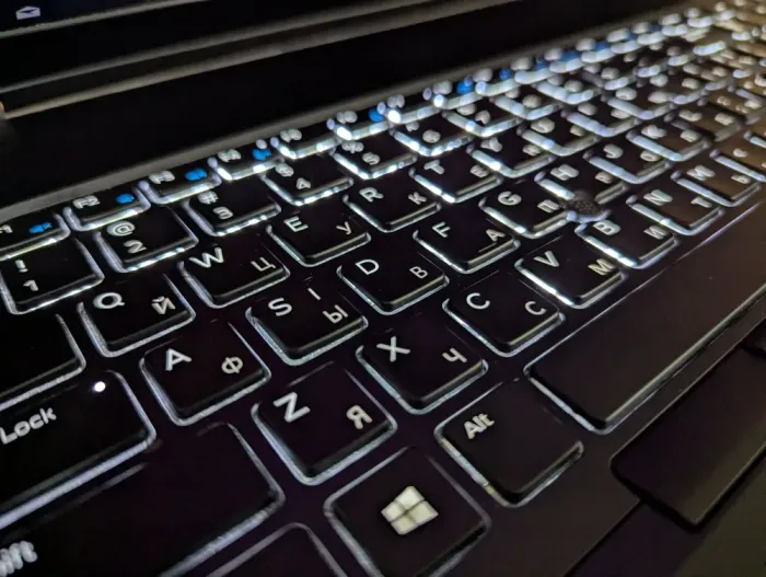 Мобільна робоча станція Dell Precision 7730 / 17.3" (1920x1080) IPS / Intel Core i7-8850H (6 (12) ядер по 2.6 - 4.3 GHz) / 32 GB DDR4 / 512 GB SSD / nVidia Quadro P5200, 16 GB GDDR5, 256-bit / WebCam / TouchID / Windows 10 б/в - зображення 6