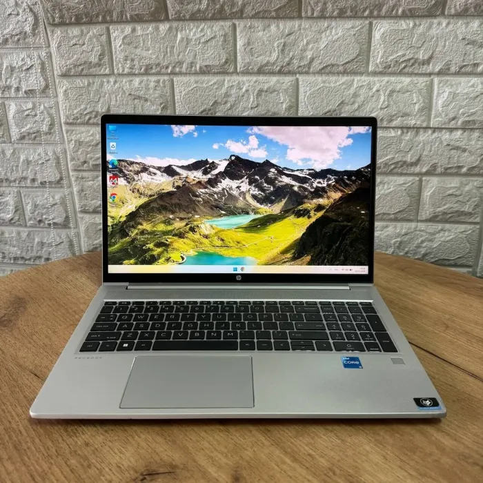 Ультрабук HP ProBook 450 G8 / 15.6" (1920x1080) IPS / Intel Core i5-1135G7 (4 (8) ядра по 2.4 - 4.2 GHz) / 16 GB DDR4 / 512 GB SSD / Intel Iris Xe Graphics / WebCam б/в - зображення 2