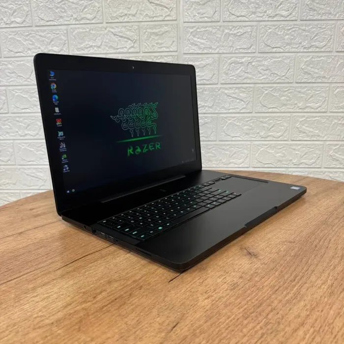 Ігровий ноутбук Б-клас Razer Blade 17 RZ09-0220 / 17.3" (1920x1080) IPS / Intel Core i7-7700HQ (4 (8) ядра по 2.8 - 3.8 GHz) / 16 GB DDR4 / 500 GB SSD / nVidia GeForce GTX 1060, 6 GB GDDR5, 192-bit / WebCam б/в - зображення 4