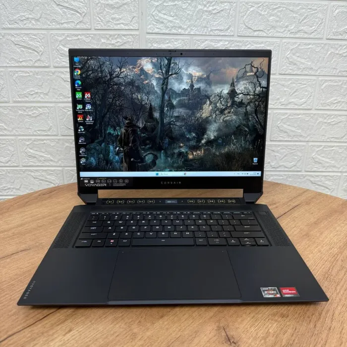 Ігровий ноутбук Corsair Voyager A1600 / 16" (2560x1600) IPS / AMD Ryzen 9 6900HS (8 (16) ядер по 3.3 - 4.9 GHz) / 16 GB DDR5 / 2000 GB SSD / AMD Radeon RX 6800M, 12 GB GDDR6, 192-bit / WebCam б/в - зображення 2