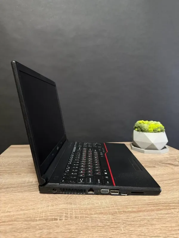 Ноутбук Б-клас Fujitsu Lifebook E554 / 15.6" (1366x768) TN / Intel Core i3-4000M (2 (4) ядра по 2.4 GHz) / 8 GB DDR3 / 256 GB SSD / Intel HD Graphics 4600 / Win 10 б/в - зображення 4