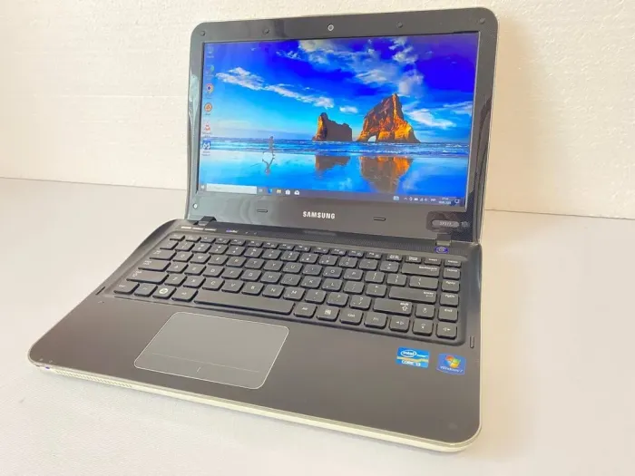 Ноутбук Samsung NP-SF311 / 13.3" (1366x768) TN / Intel Core i3-2310M (2 (4) ядра по 2.1 GHz) / 8 GB DDR3 / 128 GB SSD / Intel HD Graphics 3000 / WebCam б/в - зображення 2