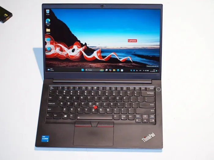 Ноутбук Lenovo ThinkPad E14 Gen 2 / 14'' (1920x1080) IPS / Intel Core i5-1135G7 (4 (8) ядра по 2.4 - 4.2 GHz) / 8 GB DDR4 / 256 GB SSD M.2 / Intel Iris Xe Graphics / WebCam / USB 3.2 / HDMI б/в - зображення 2