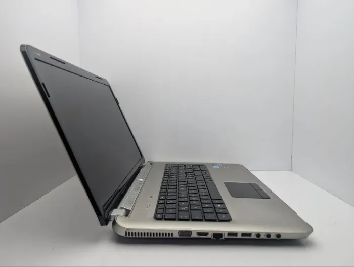 Ноутбук HP Pavilion dv7-6c30eg / 17.3" (1600x900) TN / Intel Core i7-2670QM (4 (8) ядра по 2.2 - 3.1 GHz) / 6 GB DDR3 / 1000 GB HDD / AMD Radeon HD 6770M, 1 GB GDDR5, 128-bit / WebCam / DVD-ROM б/в - зображення 4