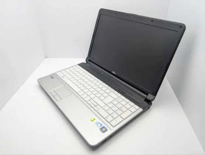 Ноутбук Fujitsu Lifebook A530 / 15" (1366x768) TN / Intel Core i3-370M (2 (4) ядра по 2.4 GHz) / 6 GB DDR3 / 120 GB SSD / Intel HD Graphics / WebCam / DVD-ROM б/в - зображення 7