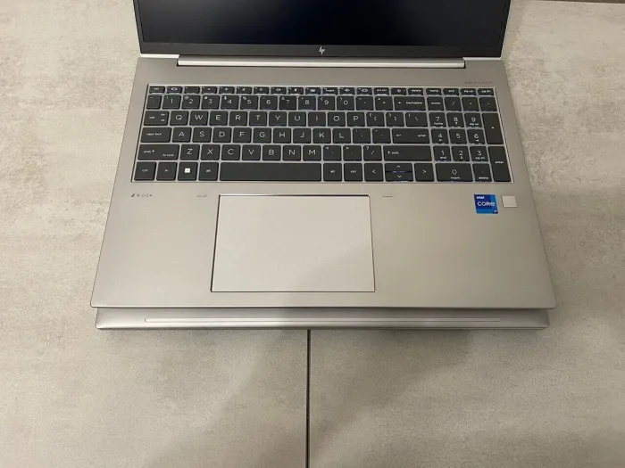 Мобільна робоча станція HP ZBook Firefly 16 G10 / 16" (1920x1200) IPS / Intel Core i7-1360P (12 (16) ядер по 2.2 - 5.0 GHz) / 32 GB DDR5 / 512 GB SSD M.2 / Intel Iris Xe Graphics / WebCam / Fingerprint б/в - зображення 3