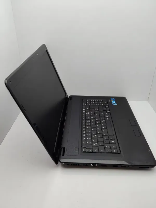 Ноутбук Medion Akoya E7216 / 17.3" (1600x900) TN / Intel Core i3-380M (2 (4) ядра по 2.53 GHz) / 6 GB DDR3 / 500 GB HDD / Intel HD Graphics / WebCam / АКБ не тримає б/в - зображення 5