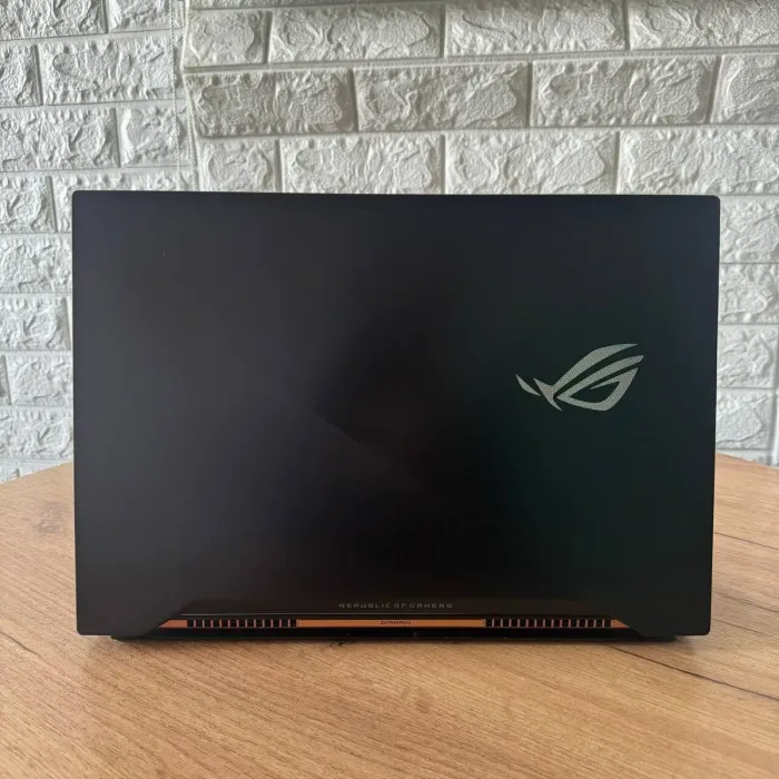 Ігровий ноутбук Asus ROG Zephyrus GX501VIK / 15.6" (1920x1080) IPS / Intel Core i7-7700HQ (4 (8) ядра по 2.8 - 3.8 GHz) / 16 GB DDR4 / 512 GB SSD / nVidia GeForce GTX 1080 Max-Q, 8 GB GDDR5, 256-bit / WebCam б/в - зображення 3