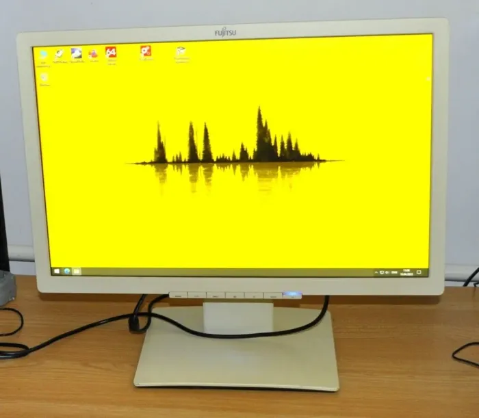 Монітор Б-клас Fujitsu B22W-7 / 22" (1680x1050) TN / USB 2.0, VGA, DVI, DisplayPort / Вбудовоні колонки 2x 1.5W / VESA 100x100 + Кабелі підключення (VGA та живлення) б/в - зображення 10