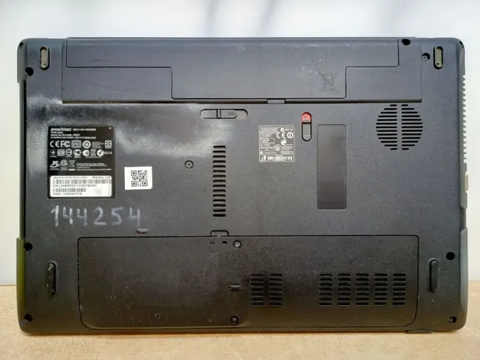 Ноутбук Б-клас Acer eMachines E729 / 15.6" (1366x768) TN / Intel Pentium P6200 (2 ядра по 2.13 GHz) / 4 GB DDR3 / 250 GB HDD / Intel HD Graphics 3000 / WebCam б/в - зображення 8