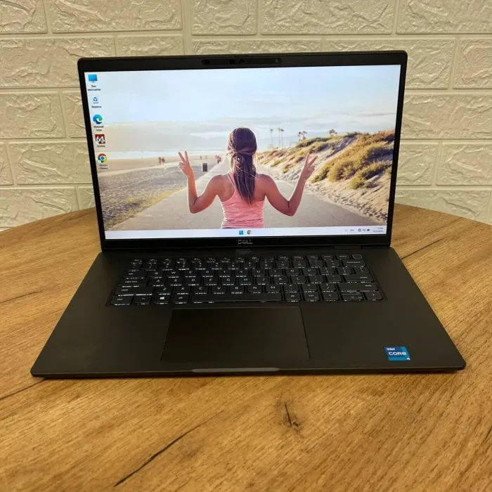 Ультрабук Б-клас Dell Latitude 7520 / 15.6" (1920x1080) IPS / Intel Core i5-1135G7 (4 (8) ядра по 2.4 - 4.2 GHz) / 8 GB DDR4 / 256 GB SSD / Intel Iris Xe Graphics / WebCam б/в - зображення 2