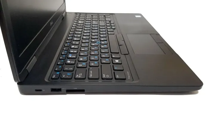 Мобільна робоча станція Dell Precision 3520 / 15.6" (1366x768) TN / Intel Core i7-7700HQ (4 (8) ядра по 2.8 - 3.8 GHz) / 8 GB DDR4 / 512 GB SSD M.2 / nVidia Quadro M620, 2 GB GDDR5, 128-bit / WebCam / Win 10 Pro б/в - зображення 3