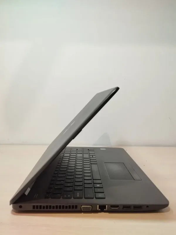 Ноутбук HP 250 G6 / 15.6" (1920x1080) TN / Intel Core i5-7200U (2 (4) ядра по 2.5 - 3.1 GHz) / 8 GB DDR4 / 240 GB SSD M.2 / Intel HD Graphics 620 / WebCam б/в - зображення 4