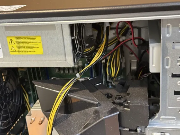 Робоча станція Fujitsu Celsius M740 Tower / Intel Xeon E5-1650 v4 (6 (12) ядер по 3,6 - 4,0 ГГц) / 64 ГБ DDR4 / 240 ГБ SSD / nVidia Quadro M4000, 8 ГБ GDDR5, 256-біт / 1000 Вт / DVD-RW / DisplayPort б/в - зображення 12