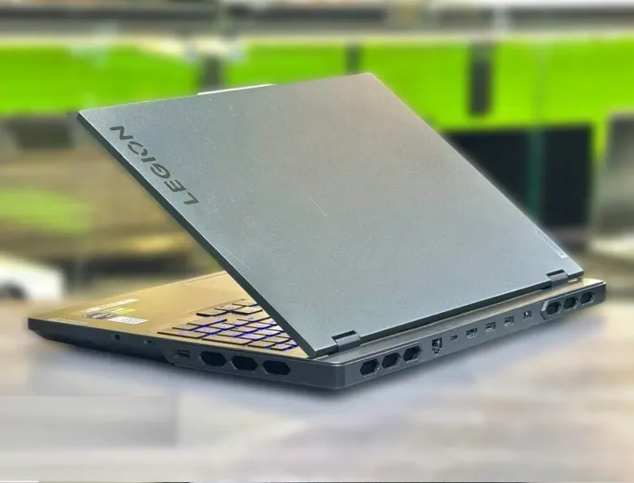 Ігровий ноутбук Б-класу Lenovo Legion Pro 7 16IRX8H / 16" (2560x1600) IPS / Intel Core i9-13900HX (24 (32) ядра по 3,9 - 5,4 ГГц) / 16 ГБ DDR5 / 1000 ГБ SSD M.2 / nVidia GeForce RTX 4080, 12 ГБ GDDR6, 192-біт / WebCam / Win 11 Pro б/в - зображення 6