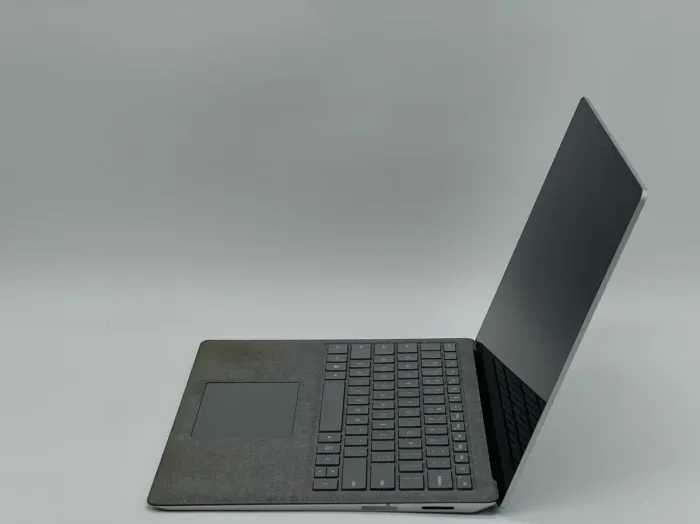 Ультрабук Б-клас Microsoft Surface Laptop 2 1769 / 13.5" (2256x1504) IPS Touch / Intel Core i7-8650U (4 (8) ядра по 1.9 - 4.2 GHz) / 16 GB DDR3 / 480 GB SSD / Intel UHD Graphics 620 / WebCam б/в - зображення 4