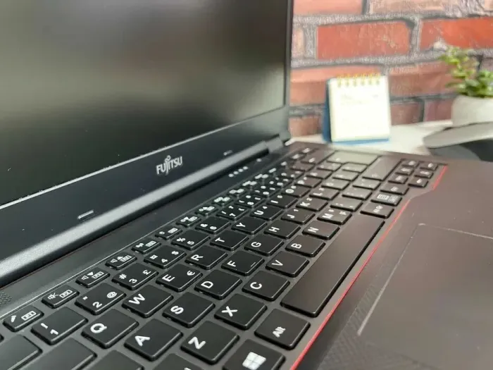 Ноутбук Fujitsu LifeBook E449 / 14" (1366x768) TN / Intel Core i3-7020U (2 (4) ядра по 2.3 GHz) / 8 GB DDR4 / 256 GB SSD M.2 / Intel UHD Graphics 620 / WebCam / Win 10 Pro б/в - зображення 9