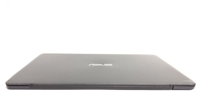 Ультрабук Б-клас Asus ZenBook UX305CA / 13.3" (1920x1080) IPS / Intel Core m3-6Y30 (2 (4) ядра по 0.9 - 2.2 GHz) / 8 GB DDR3 / 128 GB SSD / Intel UHD Graphics 620 / WebCam / Win 10 Home б/в - зображення 3