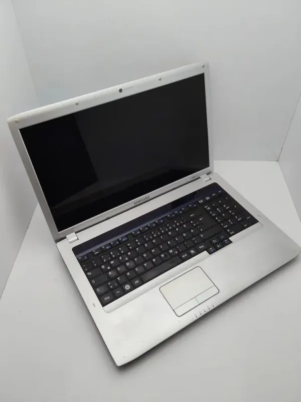 Ноутбук Samsung R730 / 17.3" (1600x900) TN / Intel Core i5-520M (2 (4) ядра по 2.4 - 2.93 GHz) / 6 GB DDR3 / 320 GB HDD / Intel HD Graphics / WebCam б/в - зображення 3