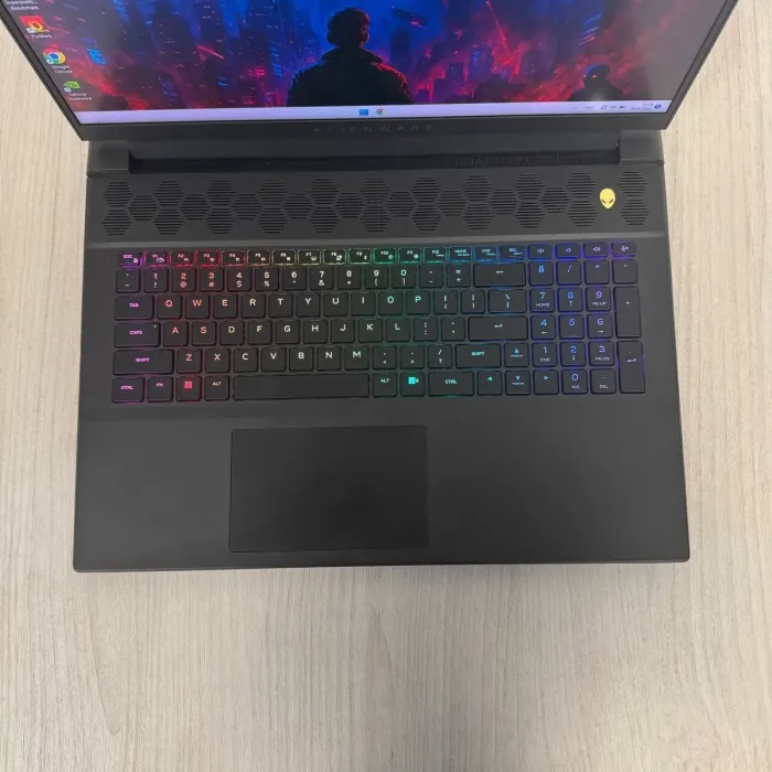 Ігровий ноутбук Dell Alienware m18 R1 / 18" (2560x1600) IPS / Intel Core i9-13900HX (24 (32) ядра по 2,2 - 5,4 ГГц) / 32 ГБ DDR5 / 1000 ГБ SSD NVMe / nVidia GeForce RTX 4080, 12 ГБ GDDR6, 192-біт / Веб-камера б/в - зображення 5