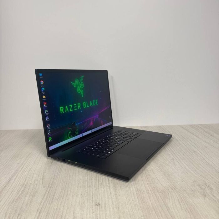 Ігровий ноутбук Б-класу Razer Blade 18 RZ09-0484 / 18" (2560x1600) IPS / Intel Core i9-13950HX (24 (32) ядра по 2,2 - 5,5 ГГц) / 32 ГБ DDR5 / 1000 ГБ SSD NVMe / nVidia GeForce RTX 4090, 16 ГБ GDDR6, 256-біт / Веб-камера б/в - зображення 4