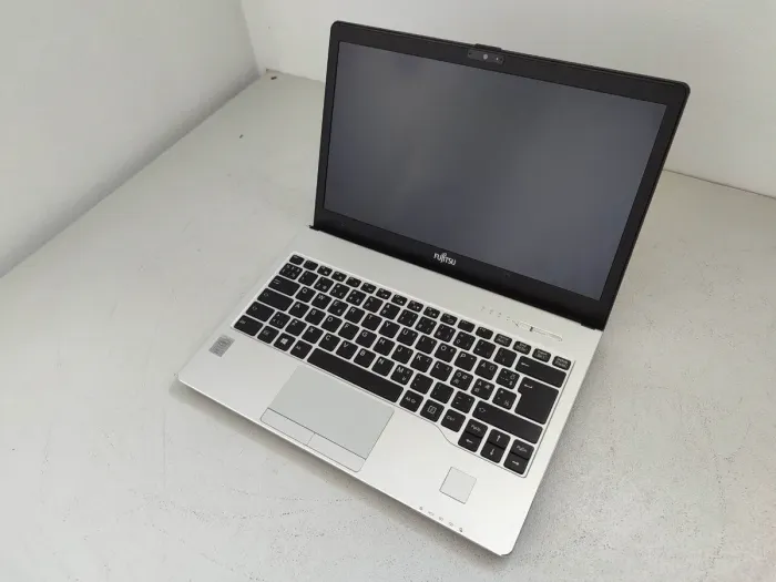 Ультрабук Fujitsu LifeBook S935 / 13.3" (1920x1080) IPS / Intel Core i7-5600U (2 (4) ядра 2.6 - 3.2 GHz) / 8 GB DDR3 / 128 GB SSD / Intel HD Graphics 5500 / WebCam / VGA / АКБ не тримає заряд б/в - зображення 3