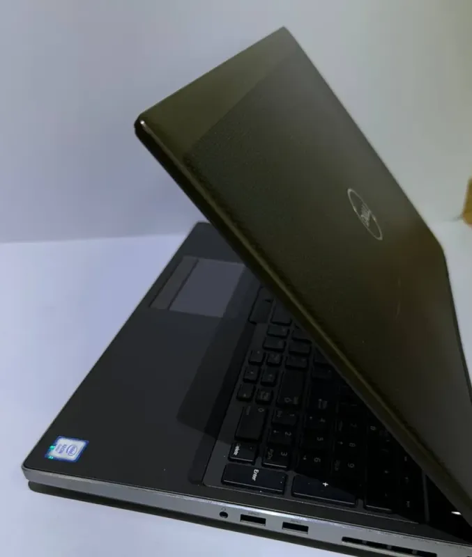 Мобільна робоча станція Б-клас Dell Precision 7540 / 15.6" (1920x1080) IPS / Intel Xeon E2276M (6 (12) ядер по 2.8 - 4.7 GHz) / 32 GB DDR4 / 512 GB SSD / nVidia Quadro T2000, 4 GB GDDR5, 128-bit / WebCam / Win 11 Pro б/в - зображення 7