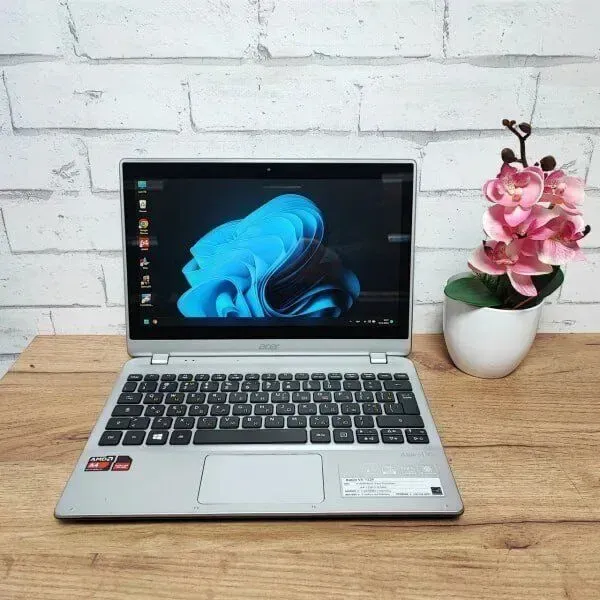 Нетбук Acer Aspire V5-122P / 11.6" (1366x768) TN Touch / AMD A4-1250 (2 ядра по 1.0 GHz) / 8 GB DDR3 / 128 GB SSD / AMD Radeon HD 8210 Graphics / WebCam б/в - зображення 2