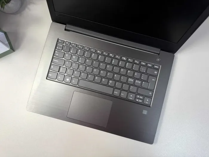 Ноутбук Lenovo V330-14IKB 81B0 / 14" (1920x1080) IPS / Intel Core i5-8250U (4 (8) ядра по 1.6 - 3.4 GHz) / 8 GB DDR4 / 256 GB SSD / Intel UHD Graphics 620 / WebCam б/в - зображення 4