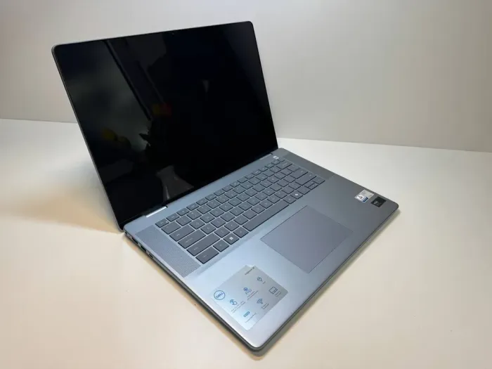 Ноутбук Dell Inspiron 16 Plus 7640 / 16" (2560x1600) IPS Touch / Intel Core Ultra 7 155H (16 (22) ядер по 1.4 - 4.8 GHz) / 32 GB DDR5 / 1000 GB SSD / Intel Arc graphics / WebCam / TouchID б/в - зображення 3