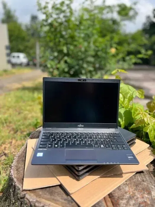 Ультрабук Fujitsu LifeBook U938 / 13.3" (1920x1080) IPS / Intel Core i5-8250U (4 (8) ядра по 1.6 - 3.4 GHz) / 8 GB DDR4 / 256 GB SSD / Intel UHD Graphics 620 / WebCam б/в - зображення 2