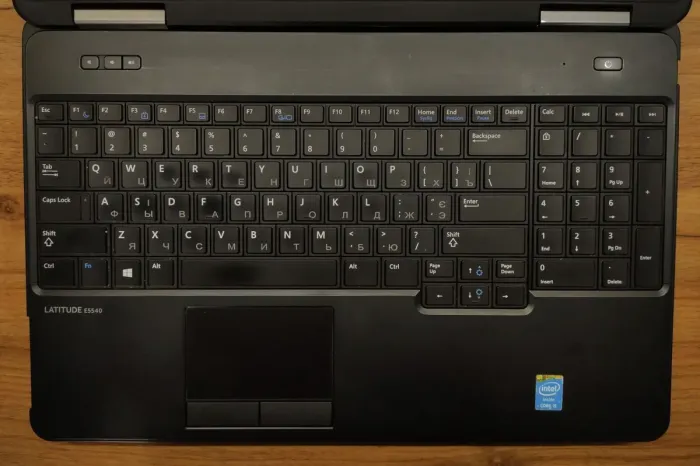 Ноутбук Б-клас Dell Latitude E5540 / 15.6" (1366x768) TN / Intel Core i5-4300U (2 (4) ядра по 1.9 - 2.9 GHz) / 8 GB DDR3 / 256 GB SSD / Intel HD Graphics 4400 / WebCam / Windows 10 б/в - зображення 4