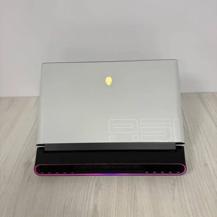 Ігровий ноутбук Dell Alienware Area 51M R2 / 17,3" (1920x1080) IPS / Intel Core i7-10700 (8 (16) ядер по 2,9 - 4,8 ГГц) / 16 ГБ DDR4 / 512 ГБ SSD NVMe / nVidia GeForce RTX 2070 Super, 8 ГБ GDDR6, 256-біт / WebCam б/в - зображення 3