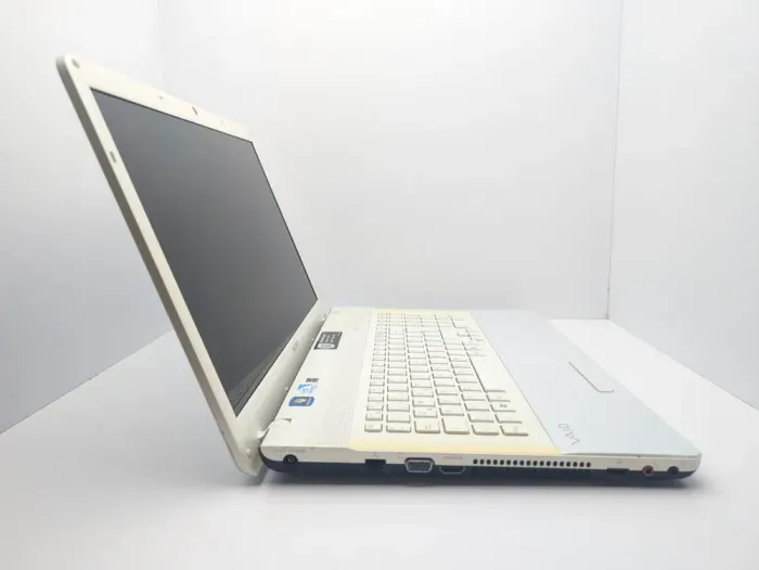 Ноутбук Sony VPC-EJ / 17.3" (1600x900) TN / Intel Pentium B960 (2 ядра по 2.2 GHz) / 6 GB DDR3 / 500 GB HDD / Intel HD Graphics 2000 / WebCam б/в - зображення 5