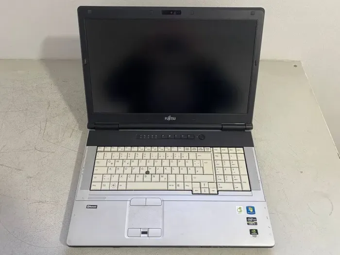 Мобільна робоча станція Fujitsu Celsius H910 / 17.3" (1920x1080) TN / Intel Core i7-2920XM (4 (8) ядра по 2.5 - 3.6 GHz) / 32 GB DDR3 / 256 GB SSD + 500 GB HDD / nVidia Quadro 4000M, 2 GB GDDR5, 256-bit / WebCam б/в - зображення 2