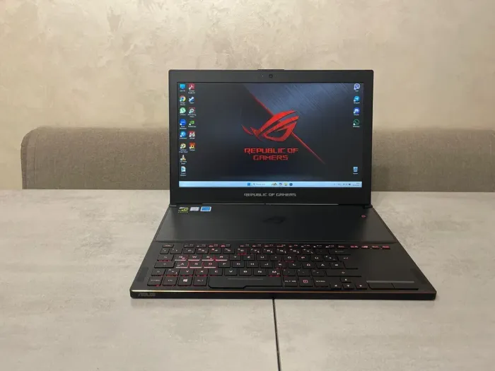 Ігровий ноутбук Asus ROG Zephyrus GX501VI-GZ020T / 15.6" (1920x1080) IPS / Intel Core i7-7700HQ (4 (8) ядра по 2,8 - 3,8 ГГц) / 16 ГБ DDR4 / 1000 ГБ SSD M.2 / nVidia GeForce GTX 1080 Max-Q, 8 ГБ GDDR5X, 256-біт / WebCam б/в - зображення 2