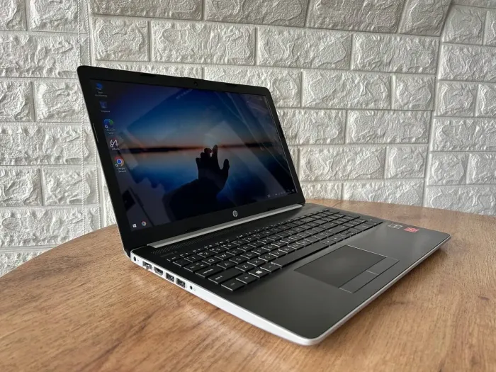 Ноутбук Б-клас HP 15-db0005dx / 15.6" (1366x768) TN Touch / AMD Ryzen 5 2500U (4 (8) ядра по 2-3.6 GHz) / 8 GB DDR4 / 128 GB SSD / AMD Radeon Vega 8 Graphics / WebCam / HDMI б/в - зображення 4