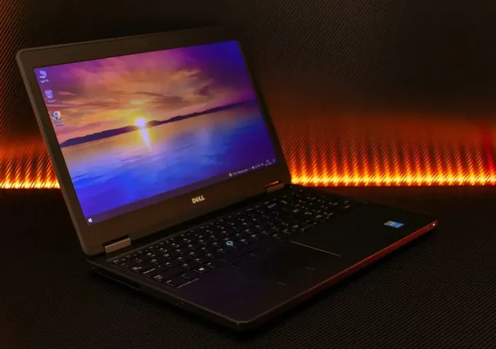 Ноутбук Б-класс Dell Latitude E5550 / 15.6"  TN / Core i5-5300U (2(4) ядра по 2.3-2.9GHz) / 4GB DDR3 / 500GB HDD / HD Graphics 5500 / WebCam / HDMI б/в - зображення 3