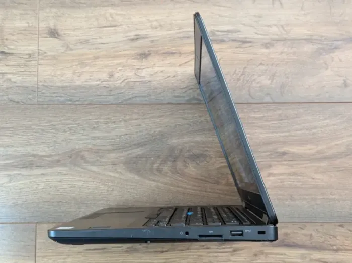 Ультрабук Dell Latitude E5470 / 14" (1366x768) TN / Intel Core i5-6200U (2 (4) ядра по 2.3 - 2.8 GHz) / 8 GB DDR4 / 256 GB SSD / Intel HD Graphics 520 / WebCam б/в - зображення 5