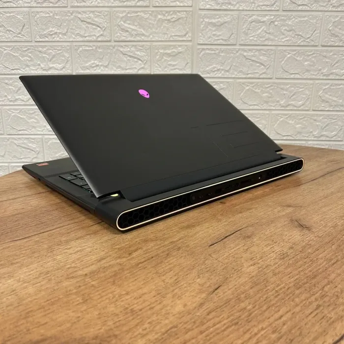 Ігровий ноутбук Б-клас Dell Alienware m18 / 18" (1920x1200) IPS / AMD Ryzen 9 7945HX (16 (32) ядер по 2.5 - 5.4 GHz) / 32 GB DDR5 / 1000 GB SSD / AMD Radeon RX 7900M, 16 GB GDDR6, 256-bit / WebCam б/в - зображення 6