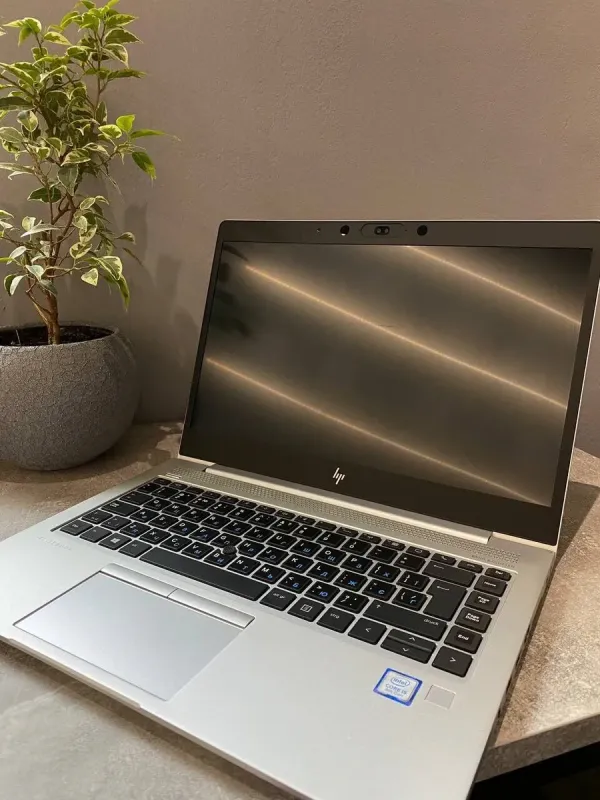 Ультрабук HP EliteBook 840 G5 / 14" (1920x1080) TN / Intel Core i5-8250U (4 (8) ядра по 1.6 - 3.4 GHz) / 8 GB DDR4 / 256 GB SSD M.2 / Intel HD Graphics 620 / WebCam / Win 10 б/в - зображення 2