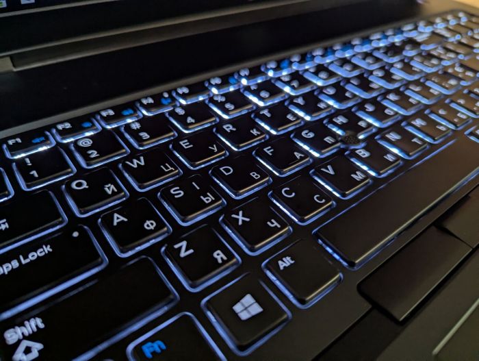 Мобільна робоча станція Dell Precision 7730 / 17.3" (1920x1080) IPS / Intel Xeon E-2176M (6 (12) ядер по 2.7 - 4.4 GHz) / 32 GB DDR4 / 480 GB SSD / nVidia Quadro P3200, 6 GB GDDR5, 192-bit / WebCam / Windows 10 б/в - зображення 6