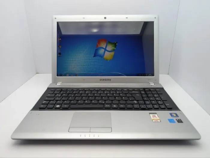 Ноутбук Samsung RV515 / 15.6" (1366x768) TN / AMD E-450 (2 ядра по 1.65 GHz) / 8 GB DDR3 / 1000 GB HDD / AMD Radeon HD 6470M, 512 MB GDDR3, 64-bit / WebCam б/в - зображення 2