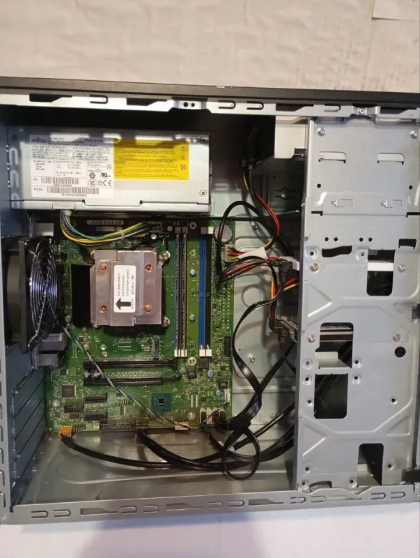 ПК Fujitsu Esprimo P556 E85+ Tower / Intel Core i5-6500 (4 ядра по 3.2 - 3.6 GHz) / 8 GB DDR4 / 256 GB SSD + 750 GB HDD / Intel HD Graphics 530 б/в - зображення 5