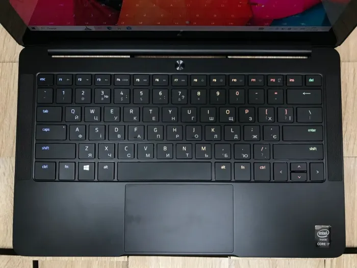 Нетбук Б-клас Razer Blade Stealth RZ09-01682E22 / 12.5" (3840x2160) IPS Touch / Intel Core i7-6500U (2 (4) ядра по 2.5 - 3.1 GHz) / 8 GB DDR3 / 256 GB SSD M.2 / Intel HD Graphics 520 / WebCam / Windows 10 б/в - зображення 4